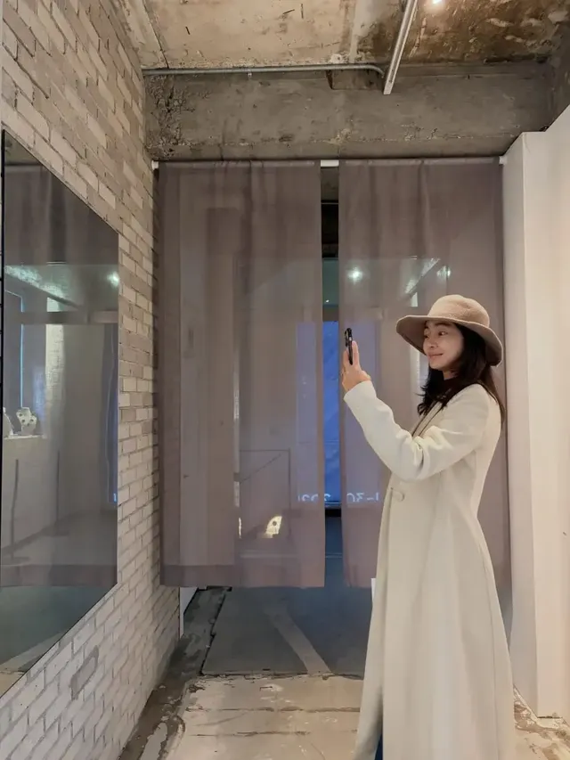 서효림이 갤러리 공간에서 아이보리 롱코트를 입고 차분한 분위기를 연출하고 있다. /사진=서효림 인스타그램