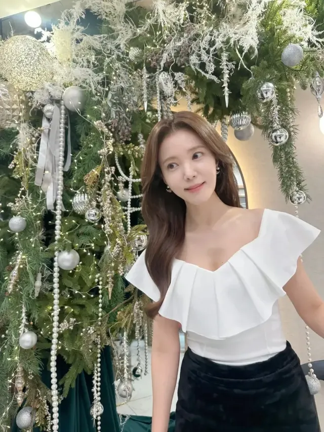 /사진=정시아, 화이트 프릴 톱으로 겨울 홀리데이 스타일 제시