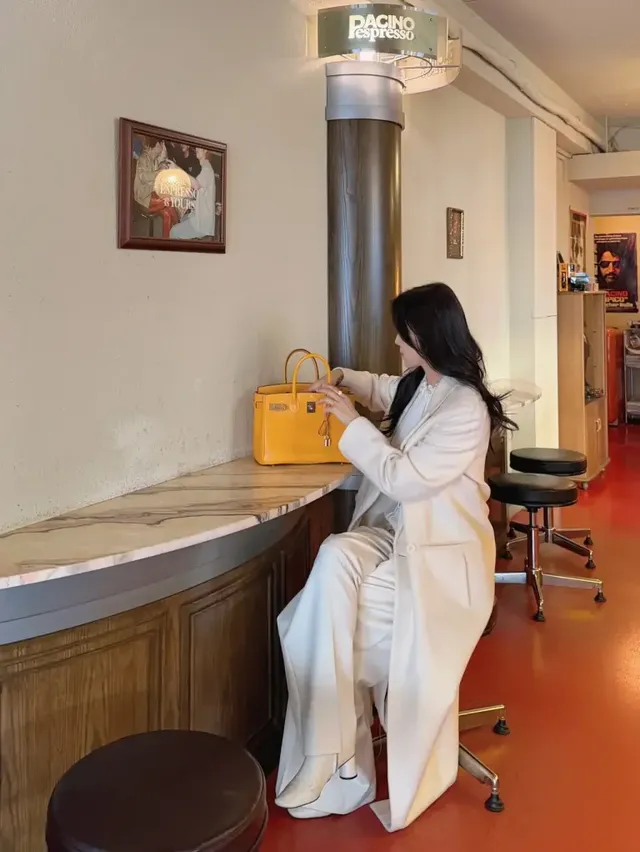 /사진=한지혜, 우아한 톤온톤 겨울 패션 선보여...클래식 무드 연출