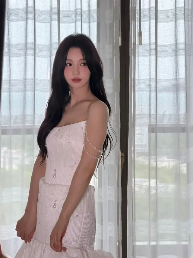 /사진=남규리, 순백의 오프숄더 드레스… 겨울 감성 화보 주목