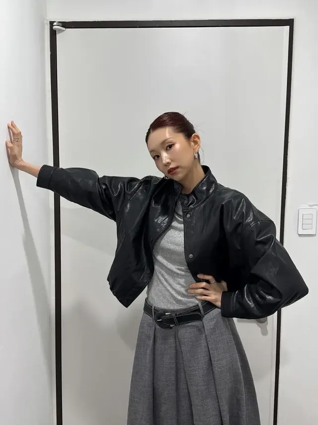 /사진=케이시, 콘서트 대기실 패션 공개... 미니멀 레더 스타일 주목