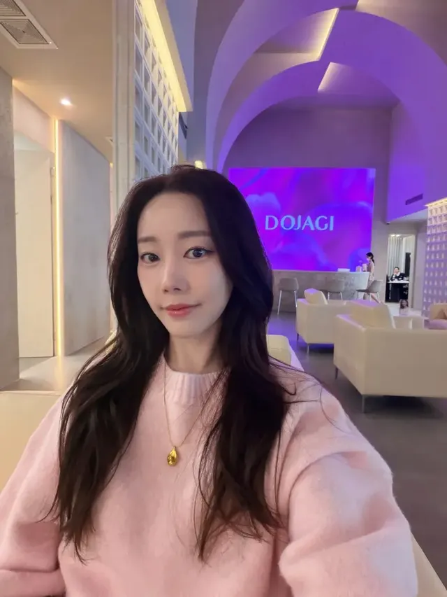 /사진=고우리, 핑크 니트로 겨울 패션 제안