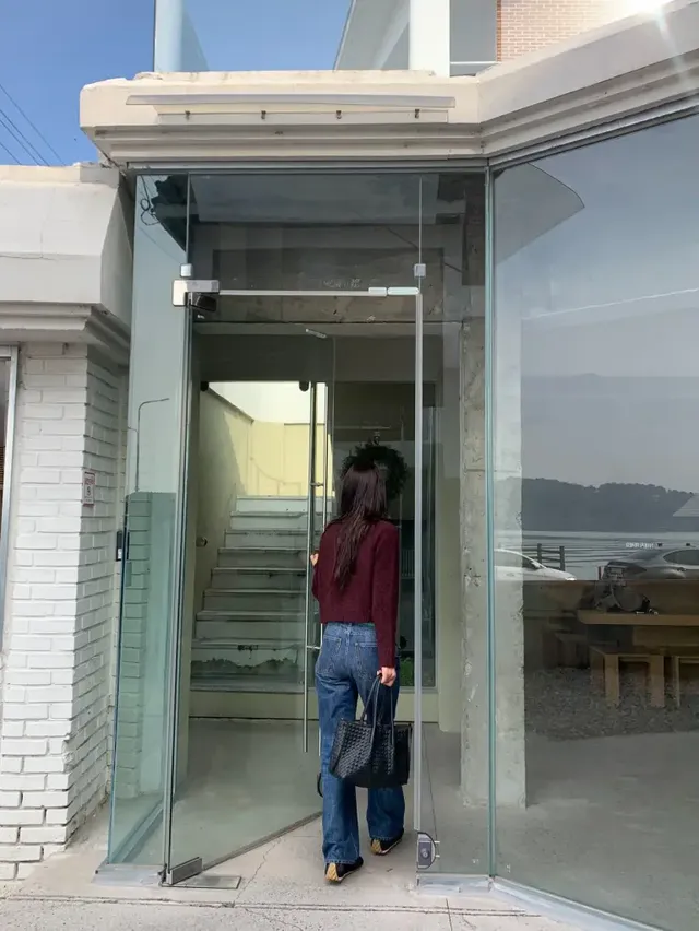 /사진=장희령, 버건디 니트와 데님으로 겨울 패션 제안