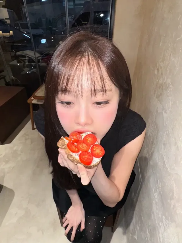 /사진=츄, 블랙 미니드레스에 도트 포인트 더한 겨울 데일리룩