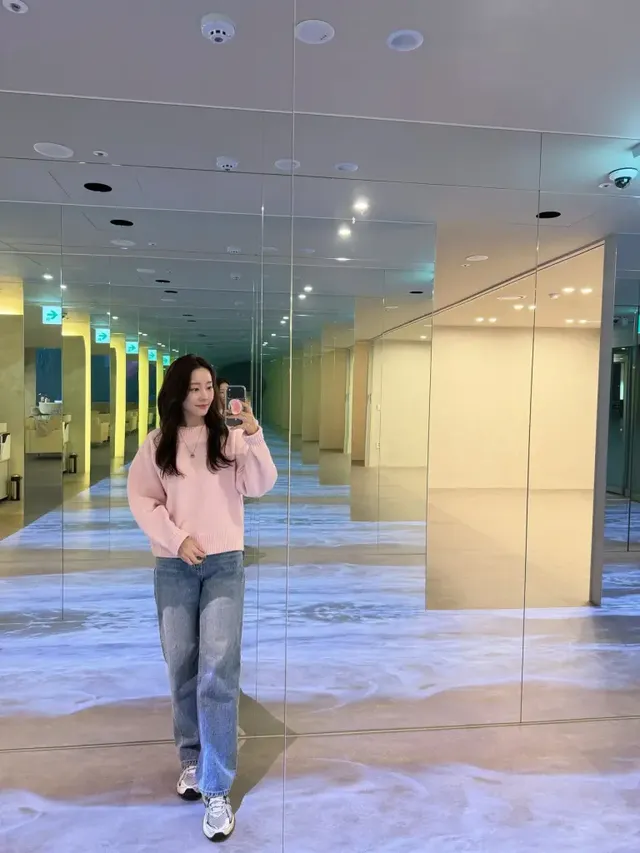 /사진=고우리, 핑크 니트로 겨울 패션 제안