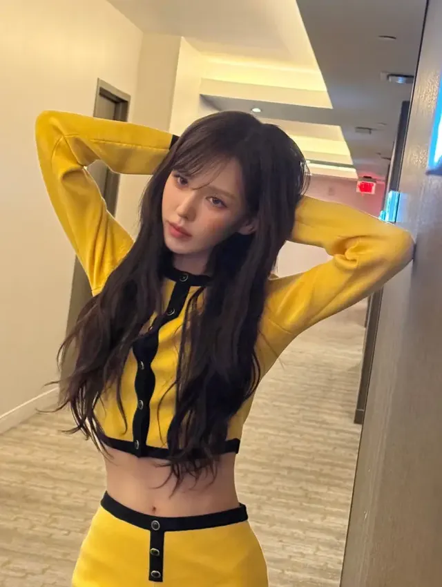 /사진=웬디, 크롭 니트 투피스로 