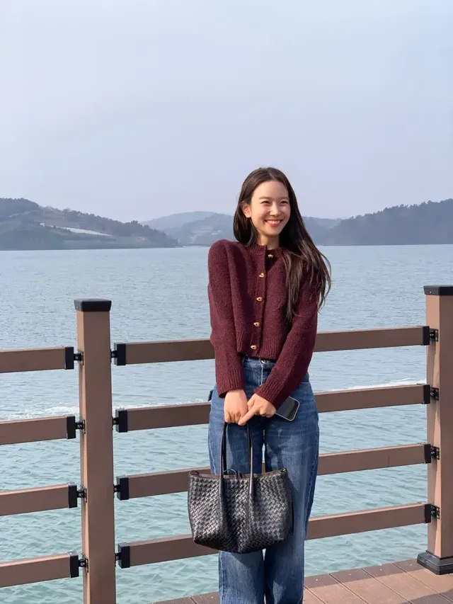 /사진=장희령, 버건디 니트와 데님으로 겨울 패션 제안