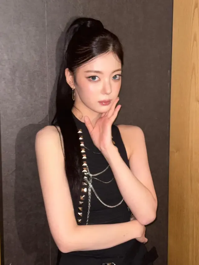 리아가 시크한 블랙 하이넥 체인 톱을 착용하고 카메라를 응시하며 강렬한 매력을 발산한다. /사진=리아 인스타그램