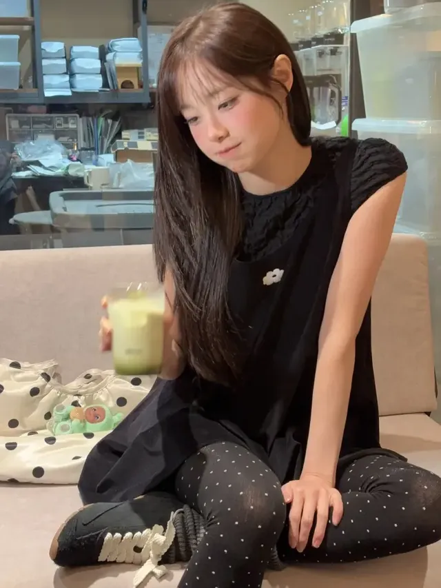 /사진=츄, 블랙 미니드레스에 도트 포인트 더한 겨울 데일리룩