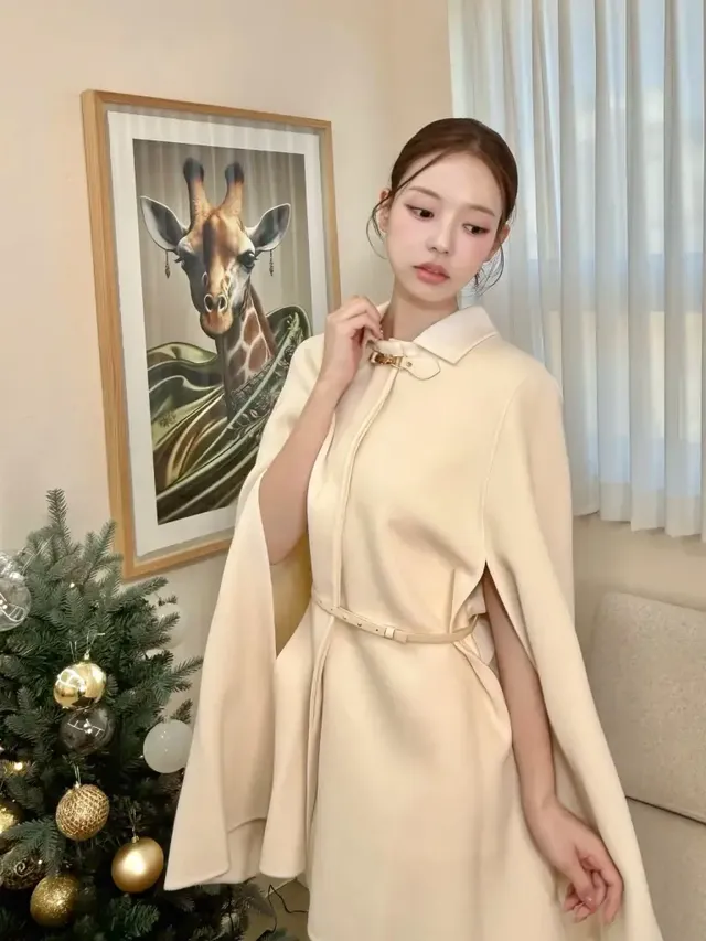 /사진=유시은, 케이프 코트로 연출한 겨울 패션