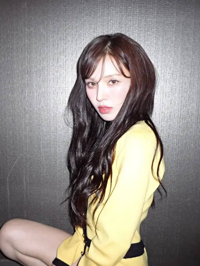 /사진=웬디, 크롭 니트 투피스로 