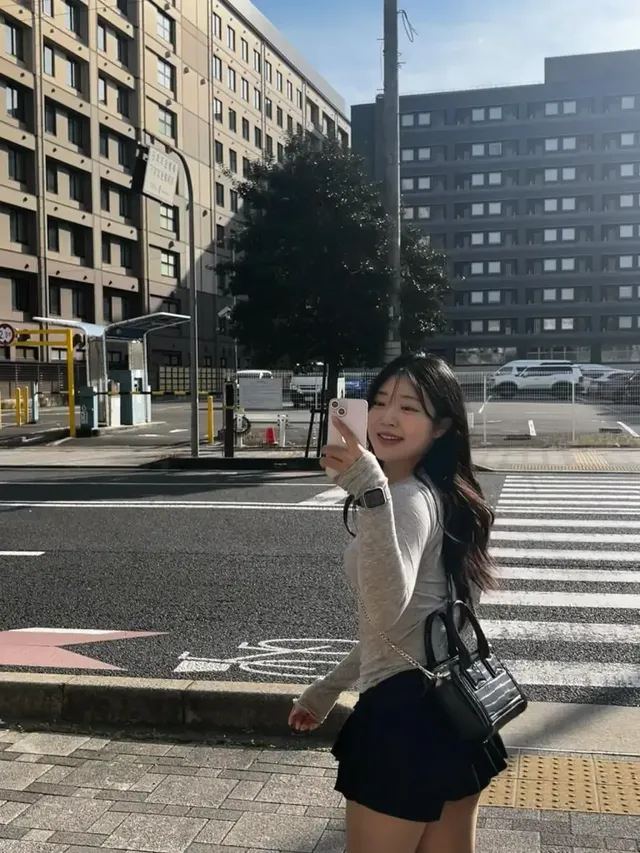 /사진=전효민, 오사카 데일리룩으로 미니멀 Y2K 감각 제시