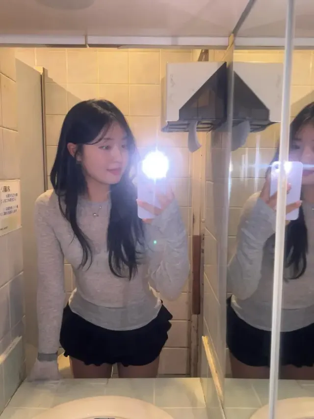 /사진=전효민, 오사카 데일리룩으로 미니멀 Y2K 감각 제시