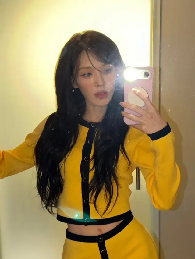 /사진=웬디, 크롭 니트 투피스로 