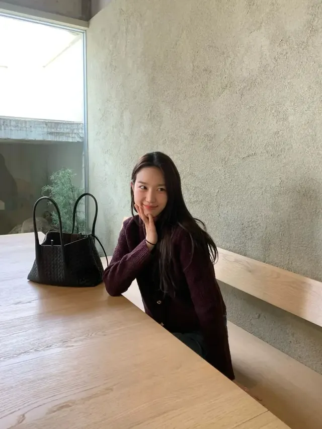 /사진=장희령, 버건디 니트와 데님으로 겨울 패션 제안