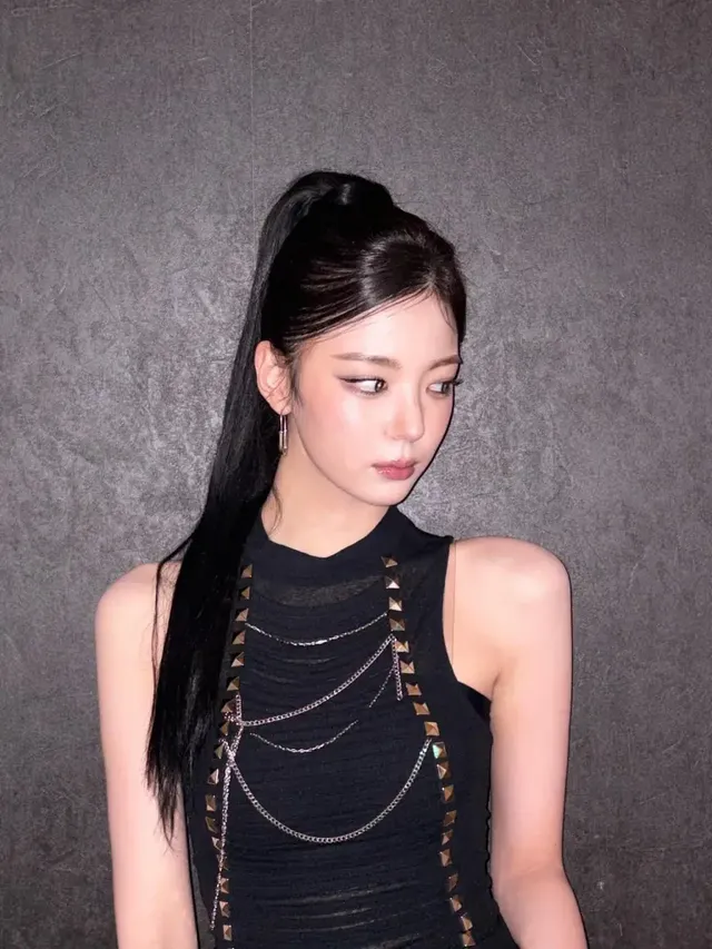 깔끔하게 묶은 포니테일 헤어스타일과 함께 리아의 슬림한 바디라인이 더욱 부각되는 모습이다. /사진=리아 인스타그램 