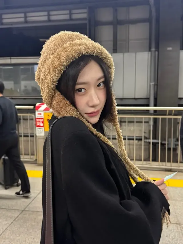 /사진=채령, 퍼 후드 활용한 겨울 스타일링으로 주목