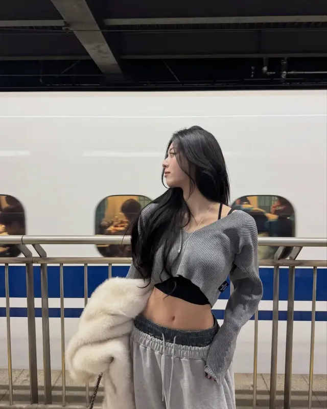 /사진=유나, 새그 실루엣 패션…절제된 골반 라인 강조