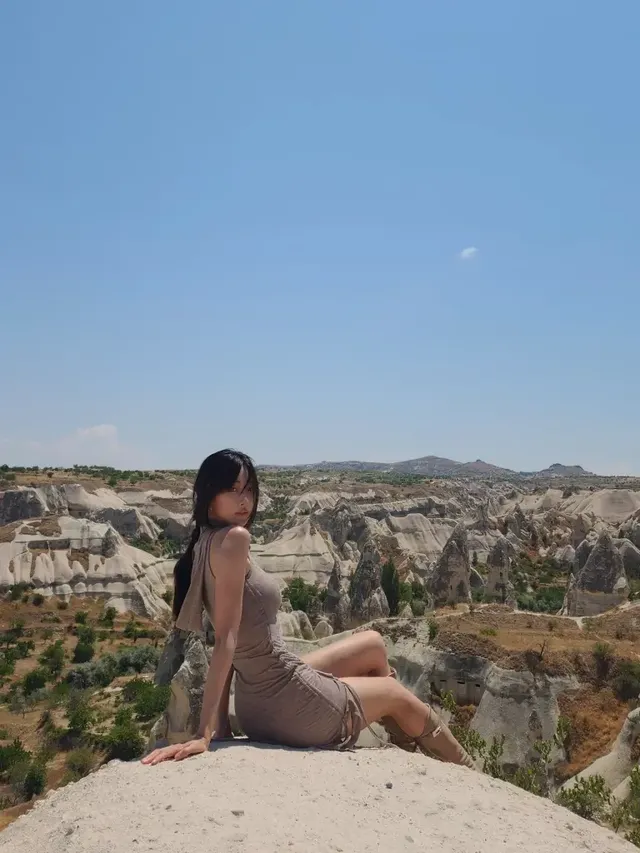 /사진=달수빈, 뉴트럴 미니 드레스로 완성한 여행 스타일