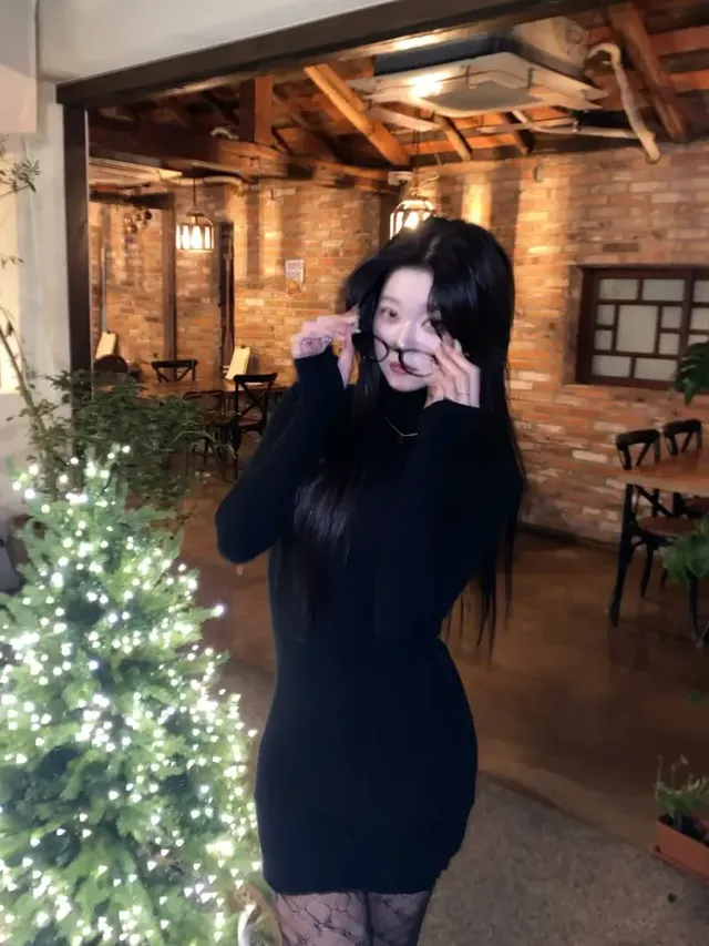 /사진=츠키, 올블랙 니트 원피스로 겨울 스타일링 공개