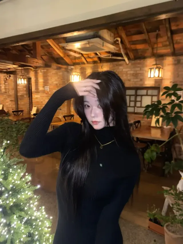 /사진=츠키, 올블랙 니트 원피스로 겨울 스타일링 공개