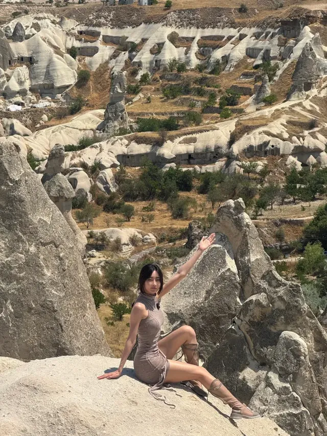 /사진=달수빈, 뉴트럴 미니 드레스로 완성한 여행 스타일