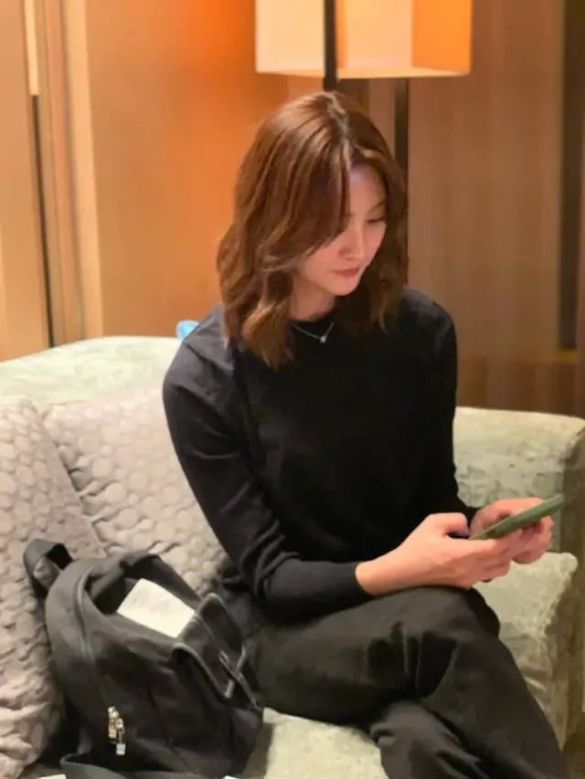 /사진=박정화, 올블랙 미니멀 룩으로 겨울 트렌드 제시