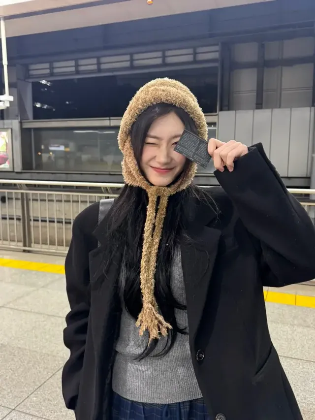 /사진=채령, 퍼 후드 활용한 겨울 스타일링으로 주목