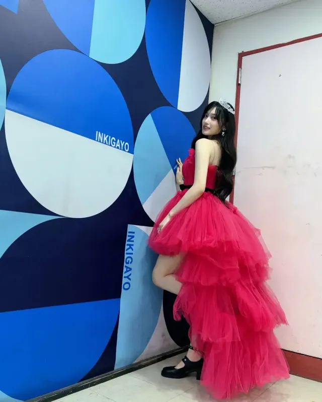 /사진=이서, 인기가요 마지막 MC 무대 레드 스타일링 선보여