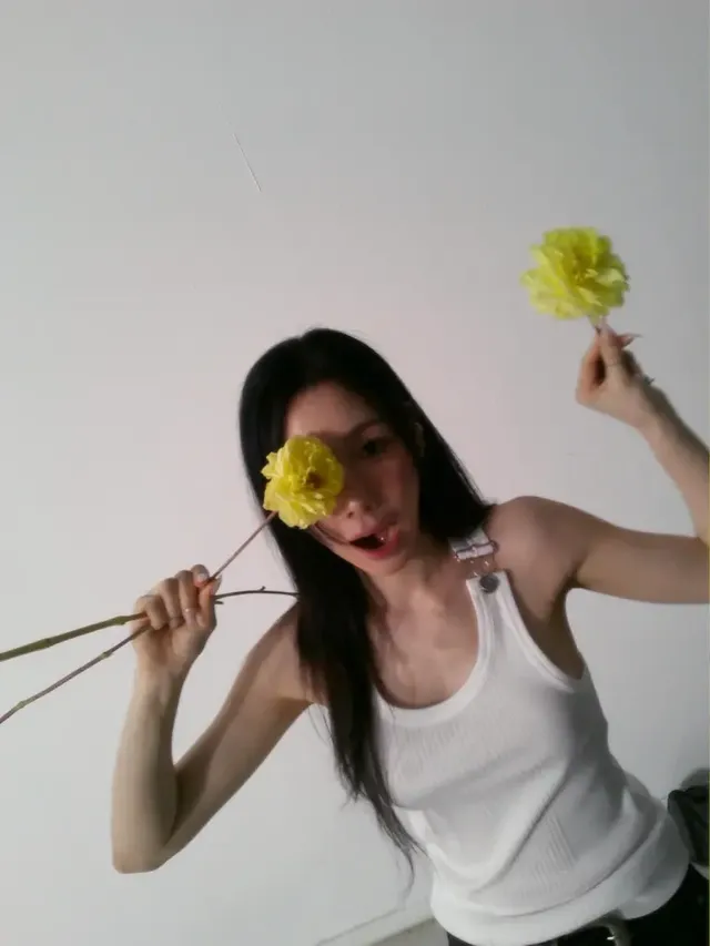 /사진=태연, 소셜미디어 통해 미니멀리즘 스타일링 공개