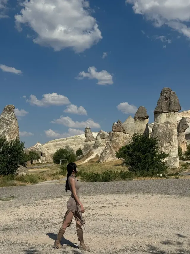 /사진=달수빈, 뉴트럴 미니 드레스로 완성한 여행 스타일