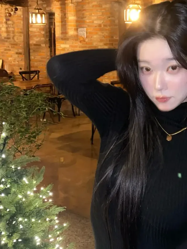 /사진=츠키, 올블랙 니트 원피스로 겨울 스타일링 공개