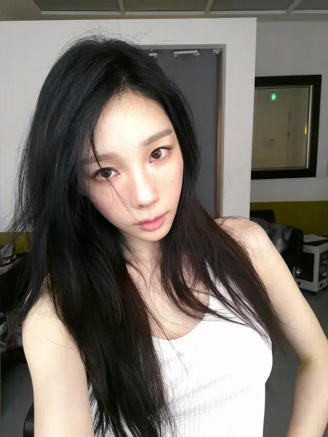 /사진=태연, 소셜미디어 통해 미니멀리즘 스타일링 공개