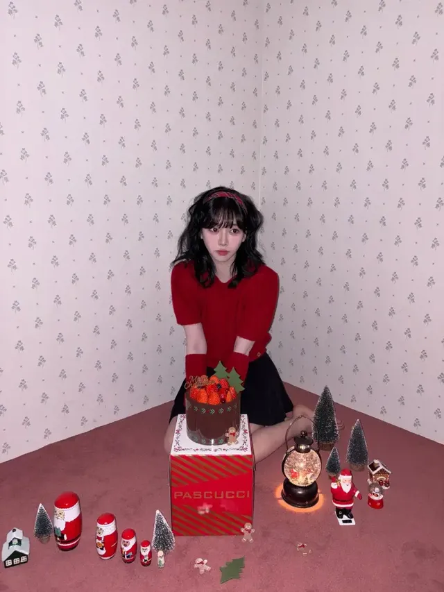 /사진=카리나, 레드 니트로 연출한 홀리데이 스타일링 공개