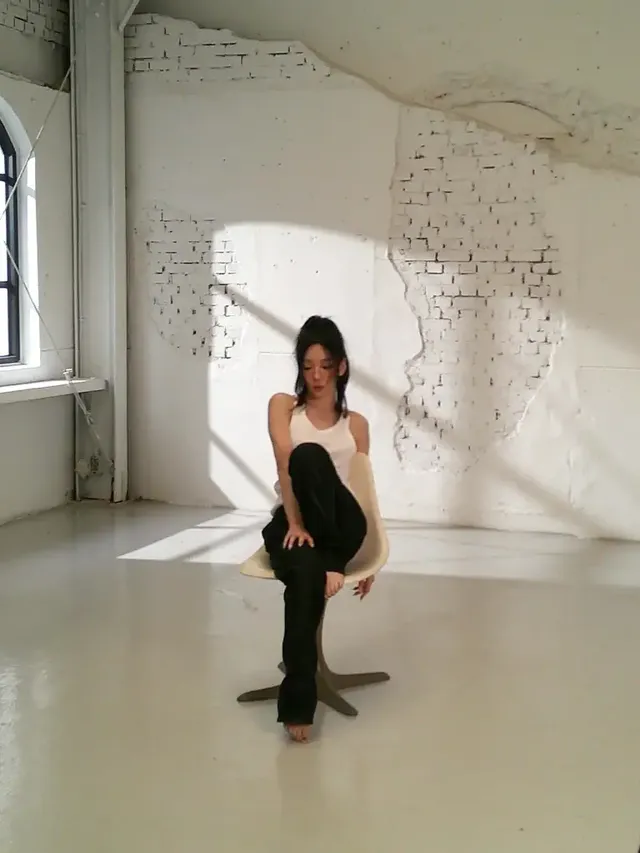 /사진=태연, 소셜미디어 통해 미니멀리즘 스타일링 공개