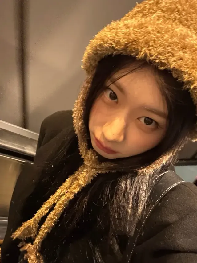 /사진=채령, 퍼 후드 활용한 겨울 스타일링으로 주목