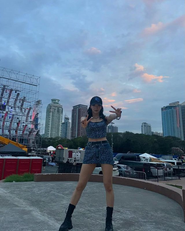 미니스커트로 화려한 페스티벌룩을 완성한 스테이씨 수민/사진=스테이씨 수민 인스타그램