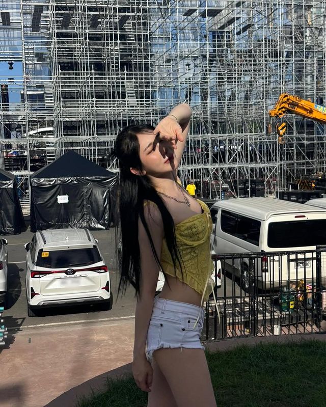 경쾌한 쇼츠 스타일링으로 워터밤을 접수한 이채연/사진=이채연 인스타그램