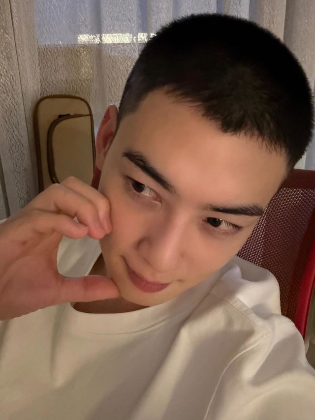 차은우가 입대를 위해 짧게 자른 머리를 공개했다./사진=차은우 인스타그램