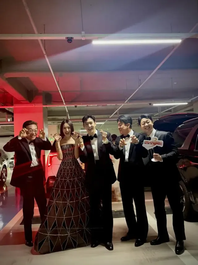 주차장에서 포즈를 취하는 