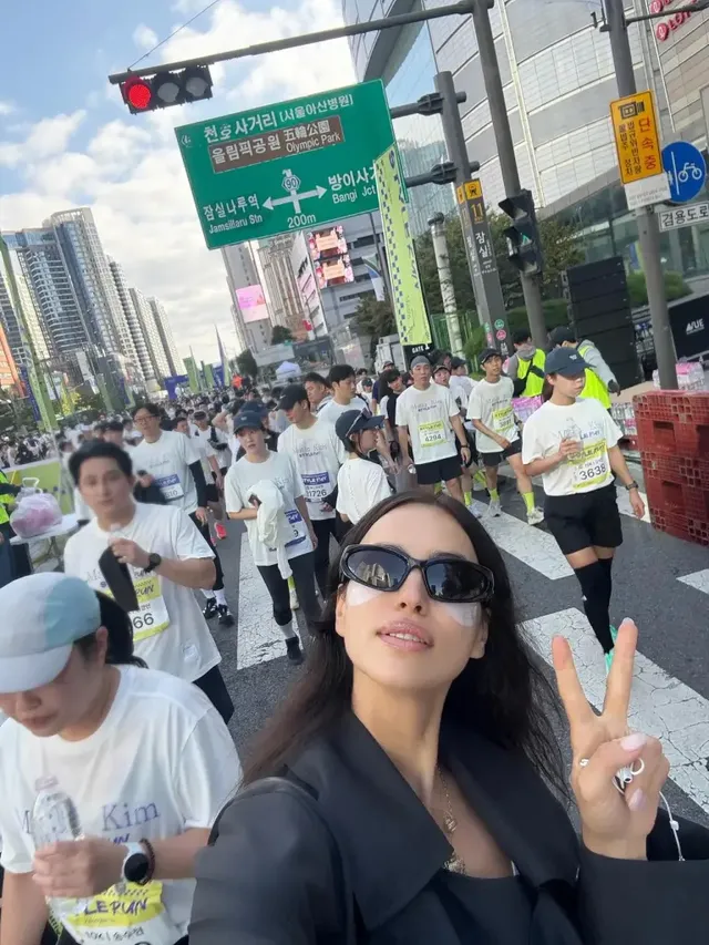 어번 라이프스타일 | 서울 도심의 역동적인 마라톤 현장에서 유쾌한 매력을 발산하는 모습 /사진=이리나 샤크 인스타그램