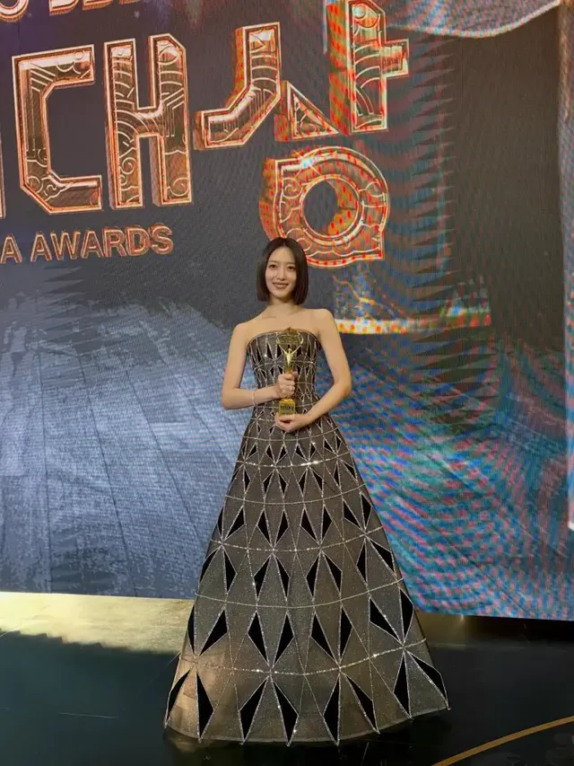 화려한 시상식 무대 앞 표예진 | 드레스의 기하학적 패턴처럼 다채로운 매력의 소유자 /사진=표예진 공식 SNS