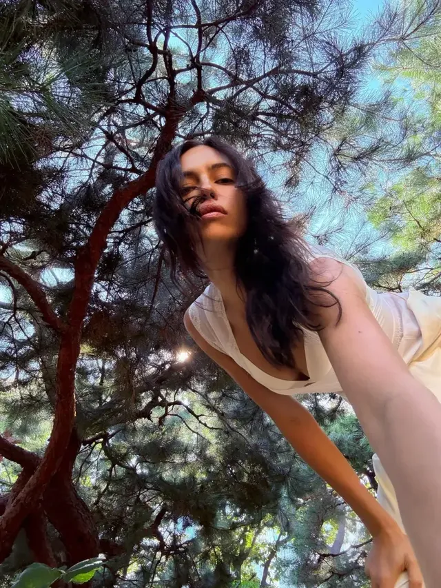 내추럴리즘 | 소나무 숲의 거친 질감과 조화를 이루는 로우 앵글의 감각적인 포트레이트 /사진=이리나 샤크 인스타그램