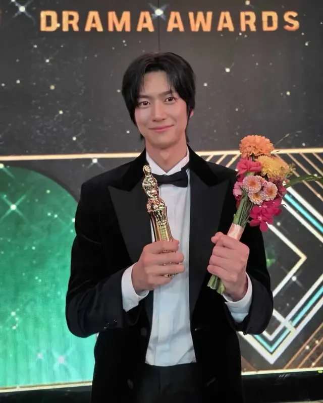 젠틀 카리스마 | 따뜻한 미소와 함께 수상의 기쁨을 나누는 근접 샷 /사진=나인우 인스타그램