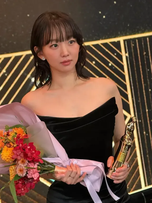 블랙 벨벳 드레스 | 최우수상의 영광을 안고 환하게 웃고 있는 진기주의 우아한 자태 /사진=진기주 인스타그램