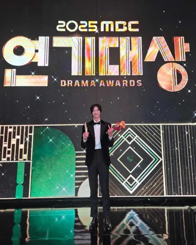 우수연기상 트로피 | 트로피를 든 채 댄디한 매력을 발산하는 나인우의 전신 샷 /사진=나인우 인스타그램