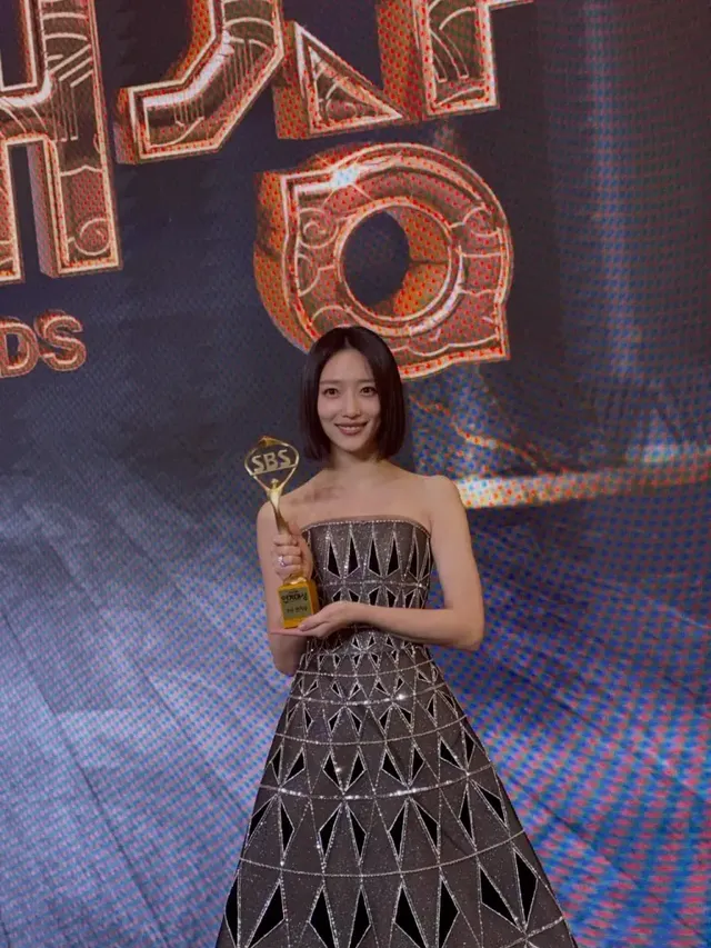 트로피를 들고 환하게 웃는 표예진 | 연기력과 비주얼을 모두 잡은 대세 여배우의 위엄 /사진=표예진 공식 SNS