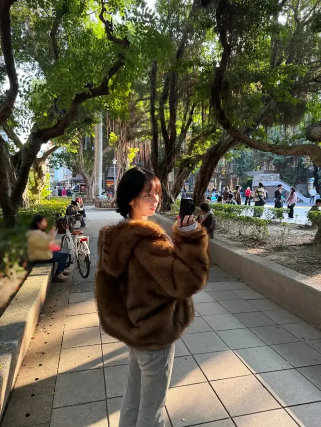 브라운 에코 퍼 | 겨울 햇살 아래 곰돌이 같은 귀여움을 뽐내는 사쿠라의 산책룩 /사진=사쿠라 인스타그램