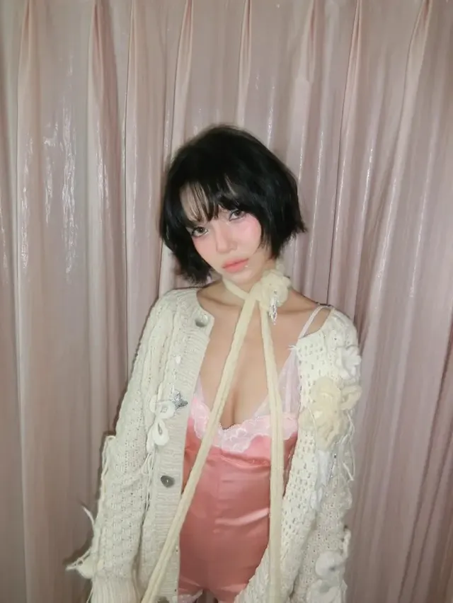 크로셰 가디건 | "꽃길만 걷자"는 메시지를 니트로 구현한 듯한 입체적인 짜임 /사진=신지민 인스타그램