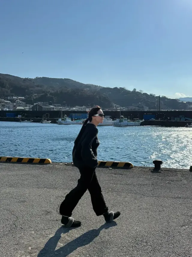 항구에서 여유로운 한때를 보내는 달수빈 | 걷기만 해도 화보가 되는 마법 /사진=달수빈 인스타그램